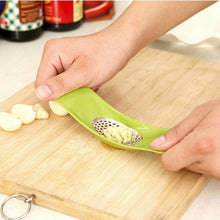 Load image into Gallery viewer, Garlic Press Crusher Chopper