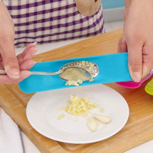 Load image into Gallery viewer, Garlic Press Crusher Chopper